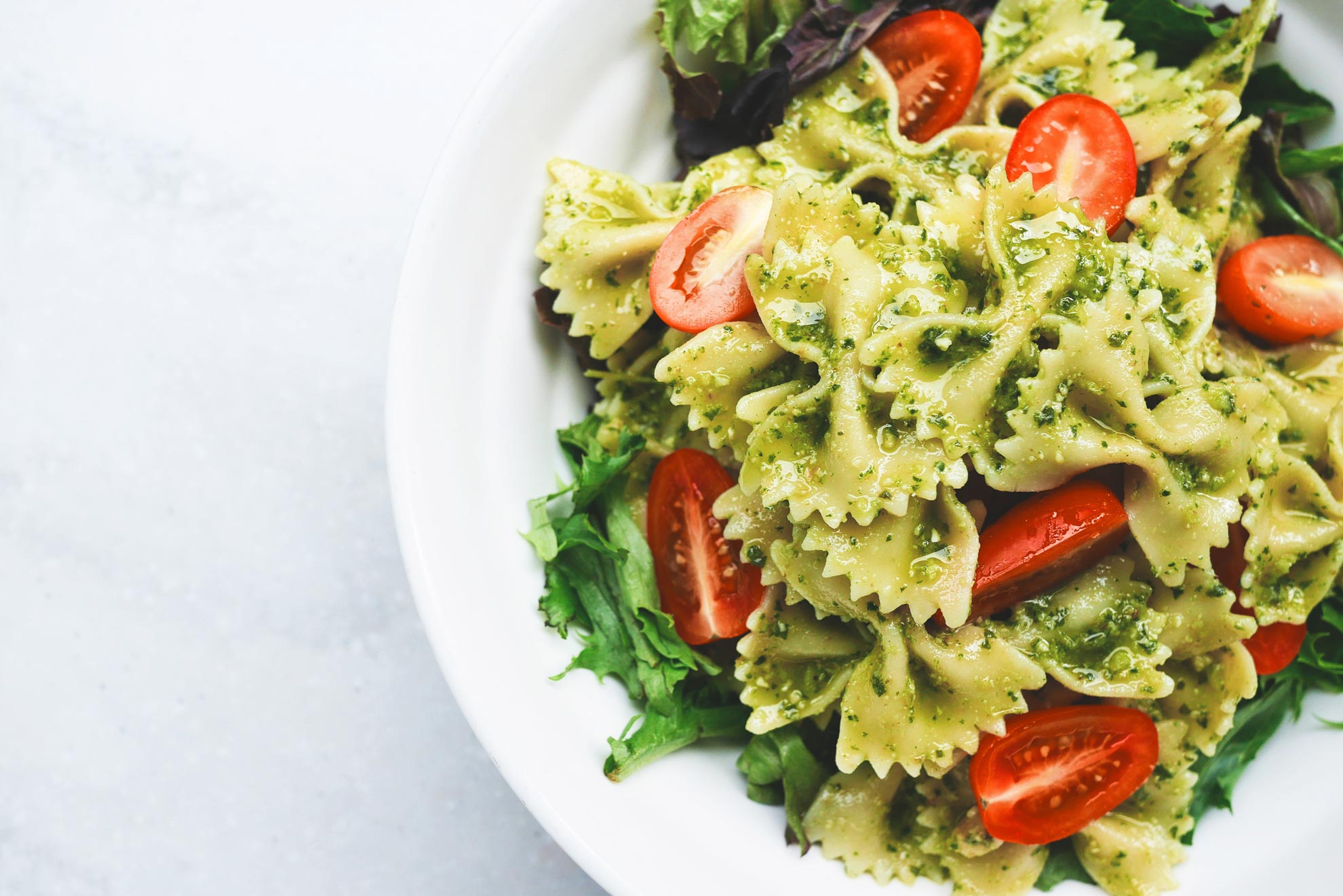 Pasta de espinacas con crema de aguacate